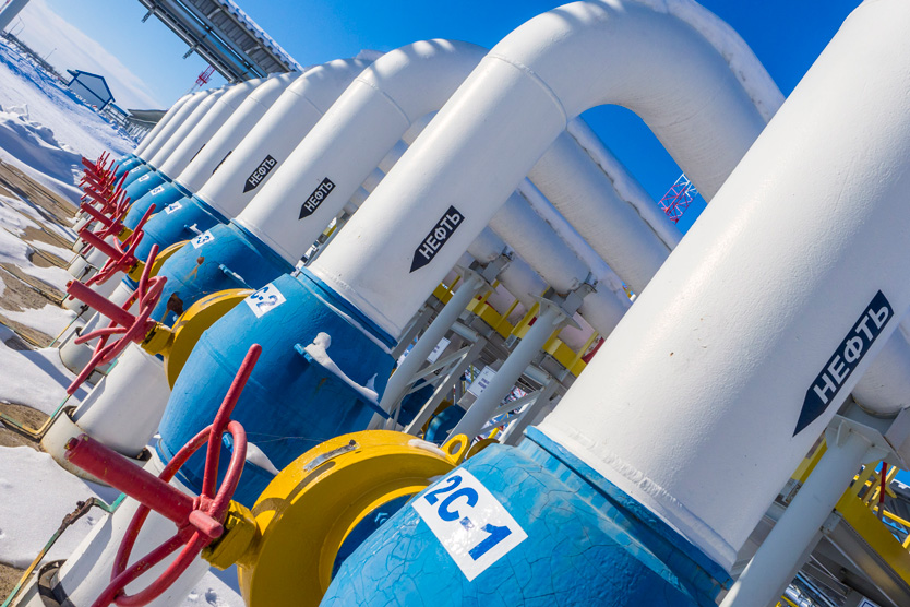 Ukrayna İHA'ları Enerji Tesislerini Hedef Aldı; "Başneft" ve Primorsk Limanı'nında Yangın