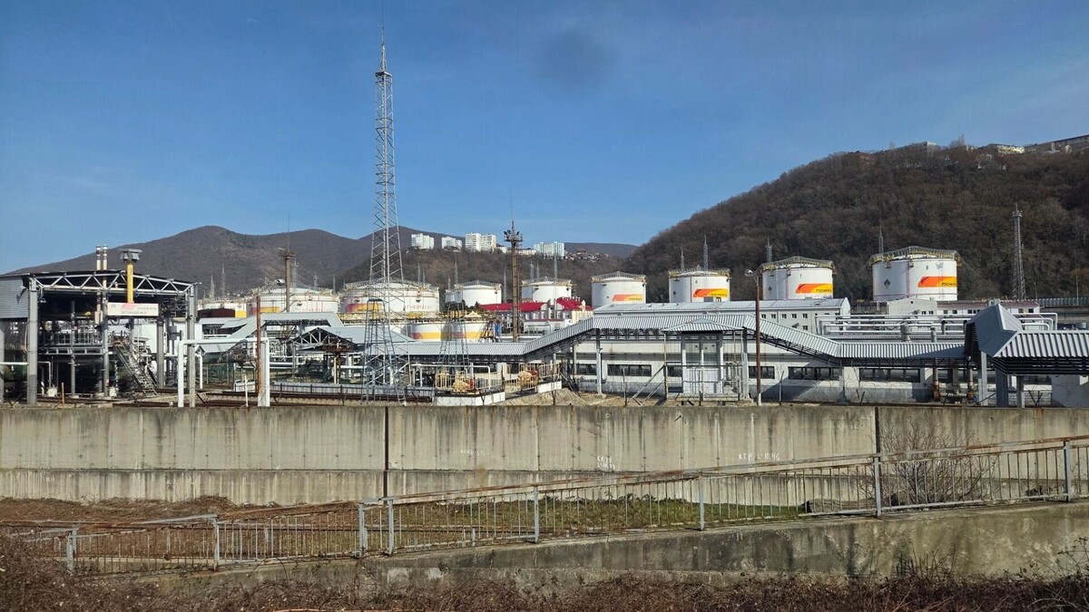 Ukrayna İHA'ları Karadeniz'deki Petrol Rafinerisine Saldırdı: 1 Kişi Öldü