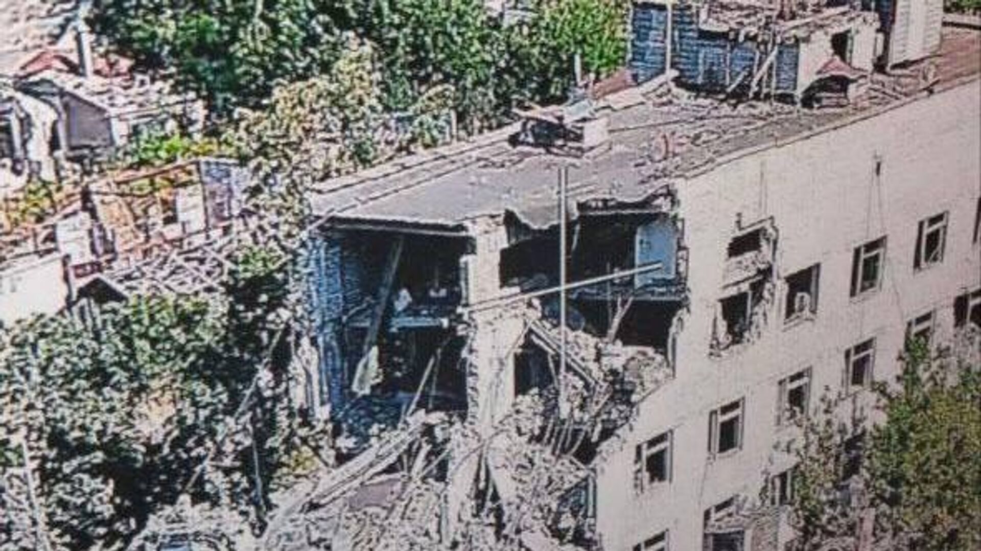 Ukrayna Sivillerin Yaşadığı Apartmana Saldırdı: Onlarca Kişi Enkaz Altında