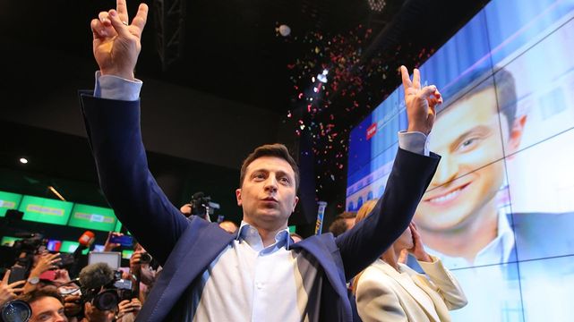 Ukrayna'da Zelenskiy, rakibi Poroşenko'ya büyük fark atarak seçimi kazandı