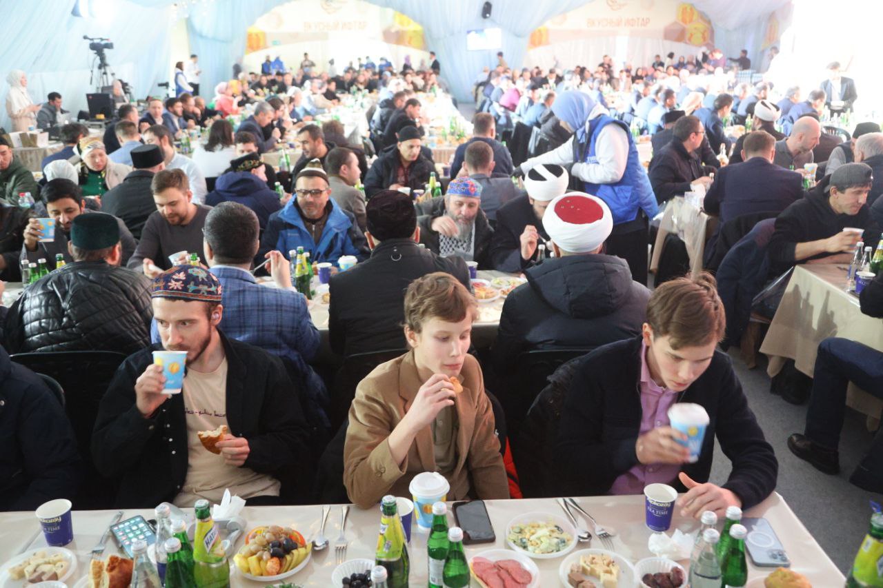 Moskova'da Kurulan Ramazan Çadırında İlk İftar Gerçekleştirildi