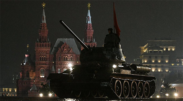 Gece yarısı tanklar Kızıl Meydan'a indi - FOTO