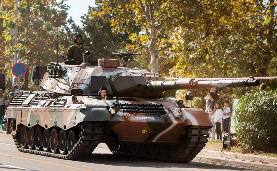 İsviçre, Ukrayna'ya Transfer Yasağı Koşuluyla Almanya'ya Leopard Tank Satışını Onayladı