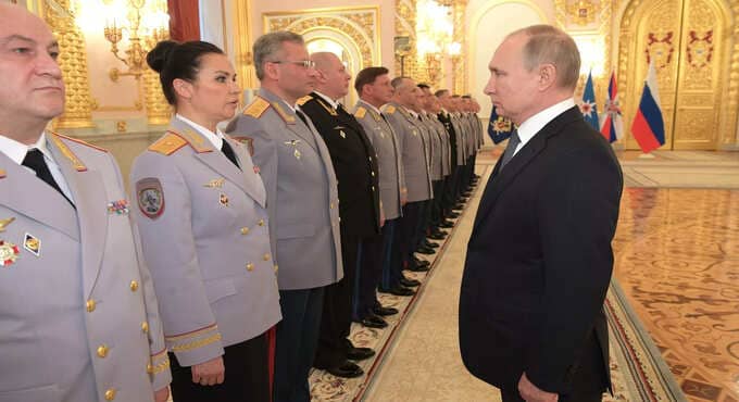 Putin 19 Generali Terfi Ettirdi
