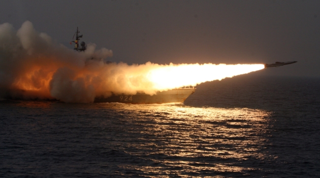 Rus savaş gemisi Atlantik’te hedefi vurdu