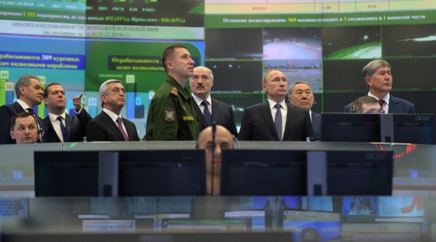 Putin KGAÖ liderleri ile Savunma Merkezi’ni ziyaret etti