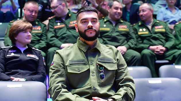 Rus rapçi Timati, 'Rusya ordusu'yla beraber hazırladığı kıyafet koleksiyonunu sergiledi
