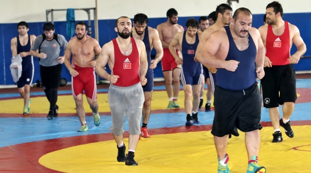 A Milli Güreşçiler Rusya'ya madalya için geliyor