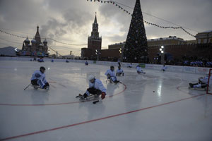 Engelliler Kızıl Meydan’da kurulan buz pistinde kıyasıya yarıştı