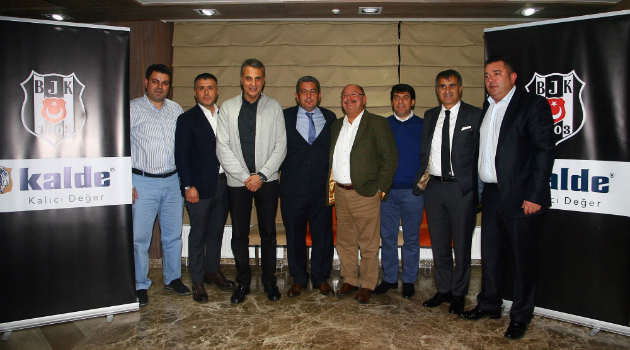 Beşiktaş'ta Fikret Orman ve oyunculara Moskova’da moral yemeği verildi