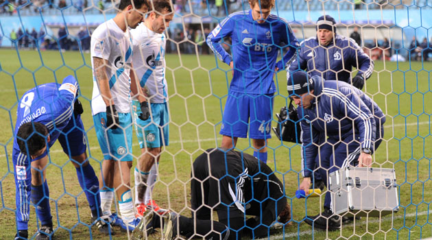 Taraftarlar rakip kaleciyi yaraladı Zenit hükmen mağlup sayıldı