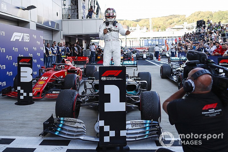 Rusya’da Hamilton üç yarış aradan sonra kazandı, Mercedes duble yaptı!