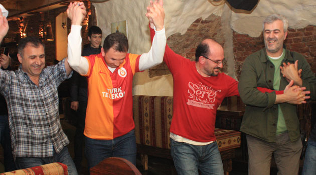 Galatasaraylılar şampiyonluğu Rusya'da halay çekerek kutladı