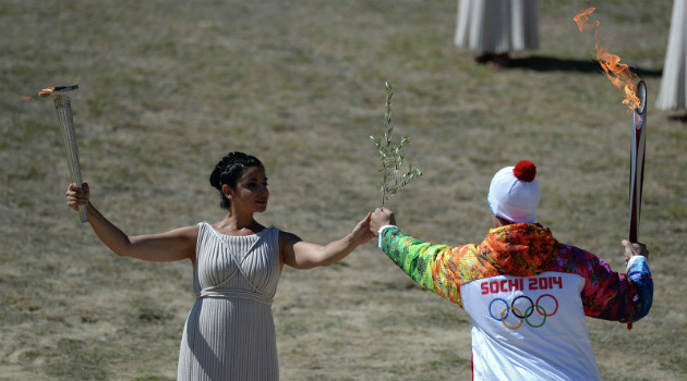 2014 Soçi Kış Olimpiyatları’nın meşalesi Yunanistan’da ateşlenerek yola çıktı