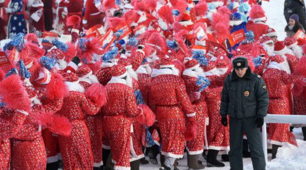 Ufa’da olimpiyat meşalesini 800 tane Noel Baba karşıladı