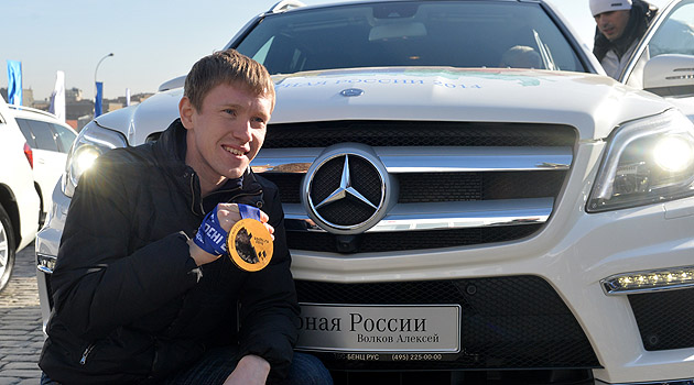 Olimpiyatta dereceye giren Rus sporculara lüks araç hediye edildi