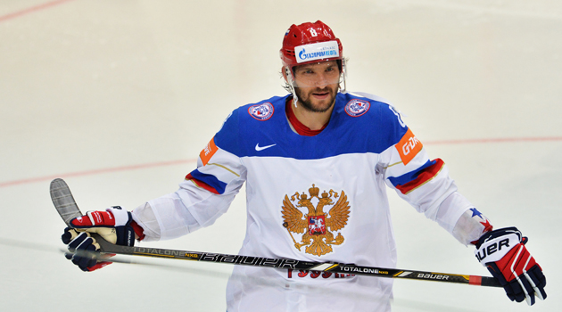Rus sporcu Oveçkin’e altın buz hokeyi sopası hediye edildi