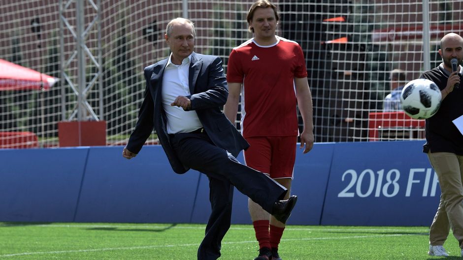 Putin Kızıl Meydan'da topun başına geçti