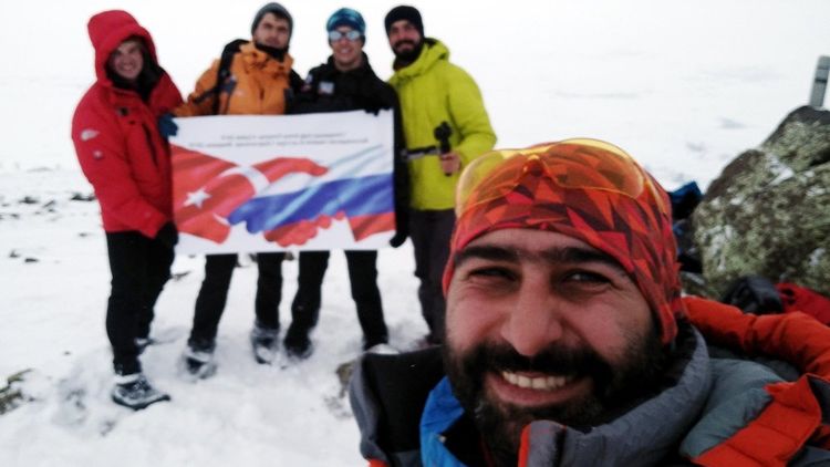 Rus ve Türk dağcılar atalarının savaştığı zirveye dostluk için tırmandı
