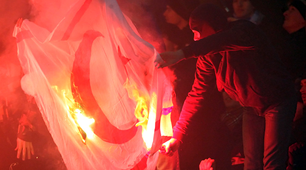 Zenit taraftarları APOEL maçında KKTC bayrağı yaktı