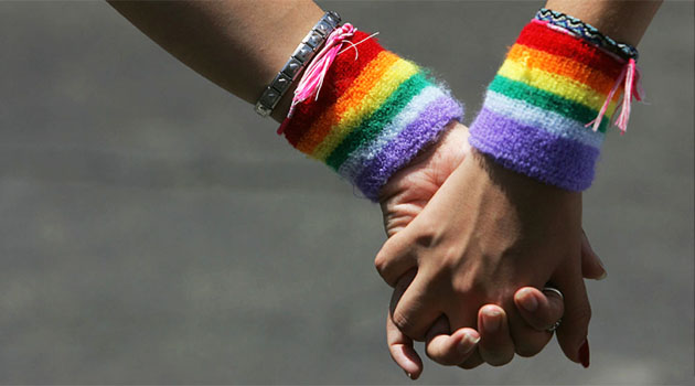 Uyarı: Rusya sokaklarında iki homoseksüel el ele yürümeyin!