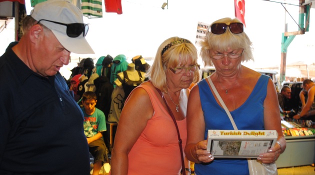 Yaşlı Rus turistler kışı Antalya'da geçiriyor