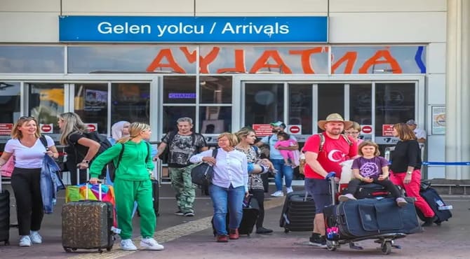 Antalya Turizmde Rekor Kırdı: Ruslar Zirvede, Yabancı Turist Sayısı %8 Arttı