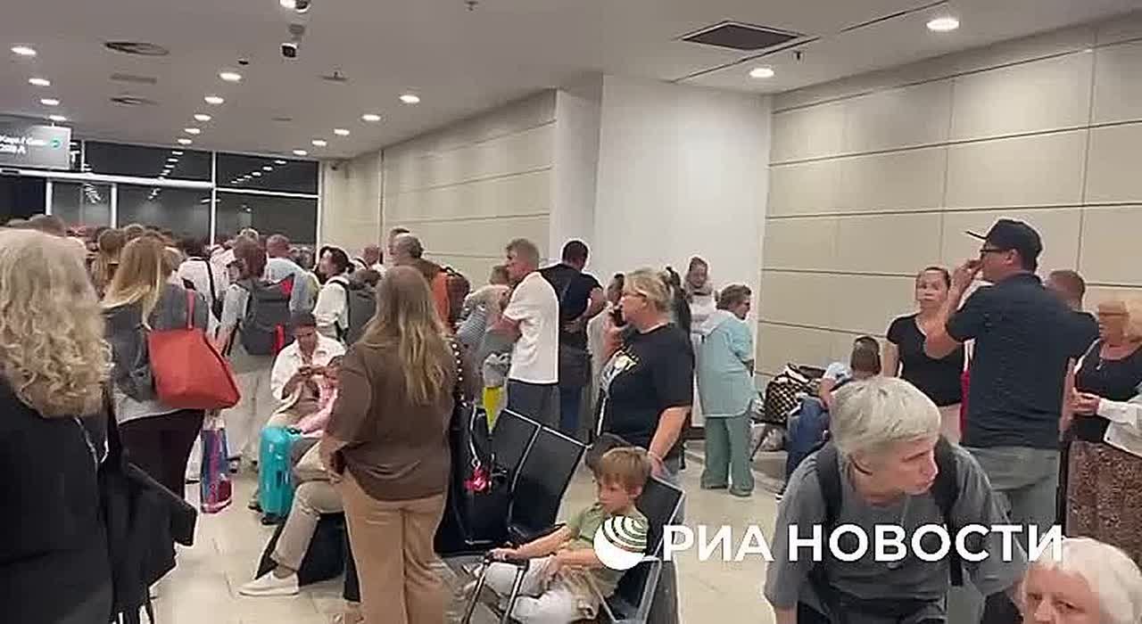Antalya'da Uçuş Gecikmeleri Nedeniyle Yüzlerce Rus Turist Mağdur Oldu
