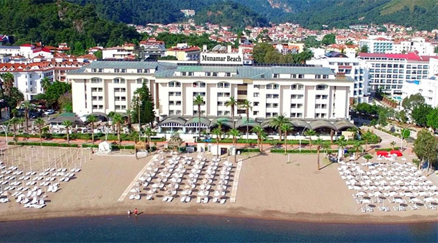 Aralarında Rusya vatandaşlarının da bulunduğu 400 turist Marmaris’teki otelden dışarı atıldı