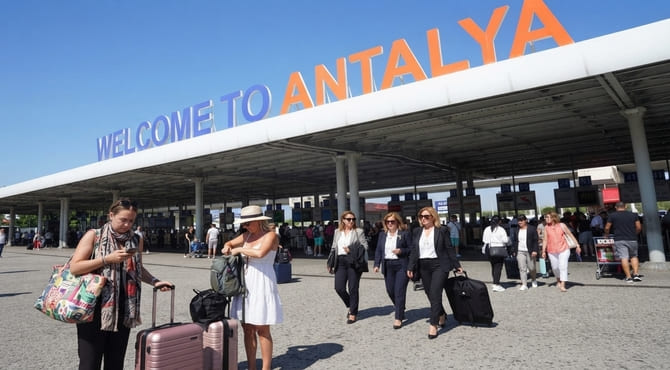 Ruslar Antalya'da Tatil Sezonu Uzattı