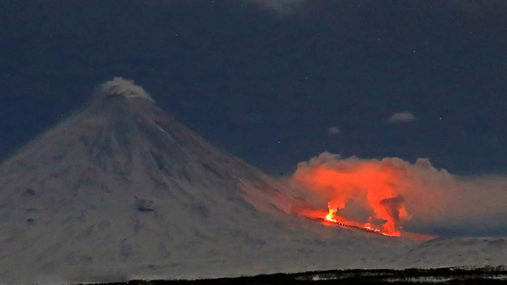 Rusya'daki yanardağ, lav püskürtmeye devam ediyor